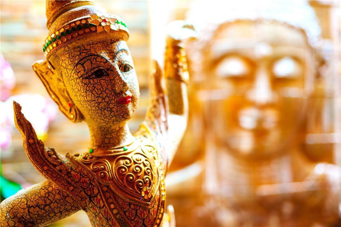 Grand Hotel بينز المظهر الخارجي الصورة A golden statue of a female yaksha