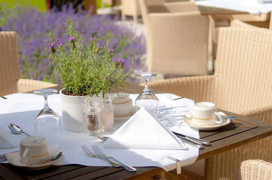Grand Hotel بينز المظهر الخارجي الصورة A table set for fine dining