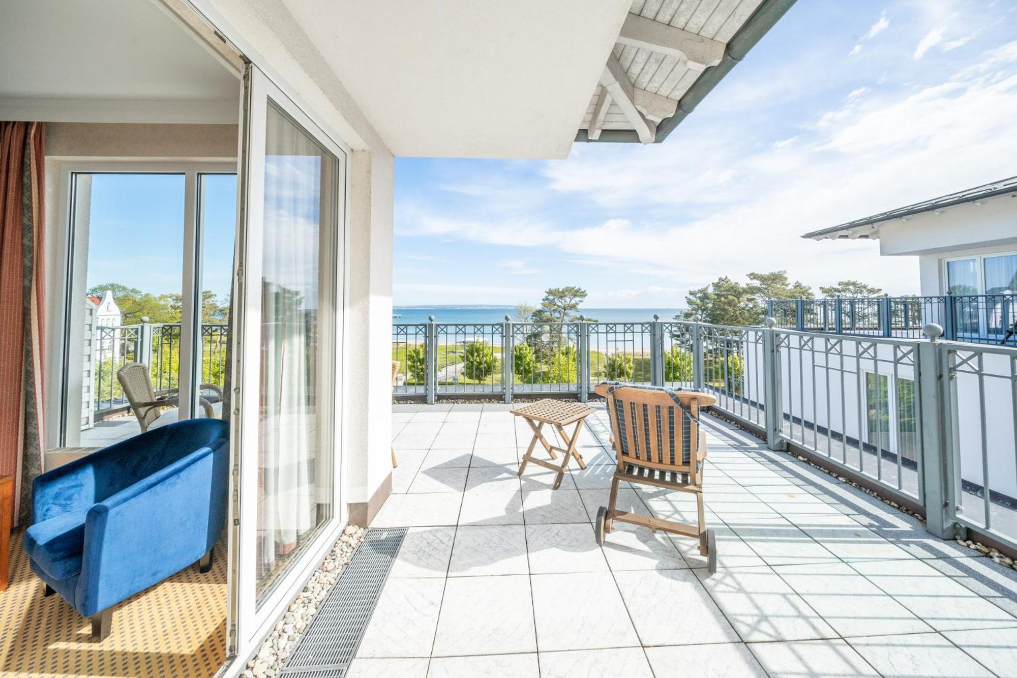 Grand Hotel بينز المظهر الخارجي الصورة A balcony