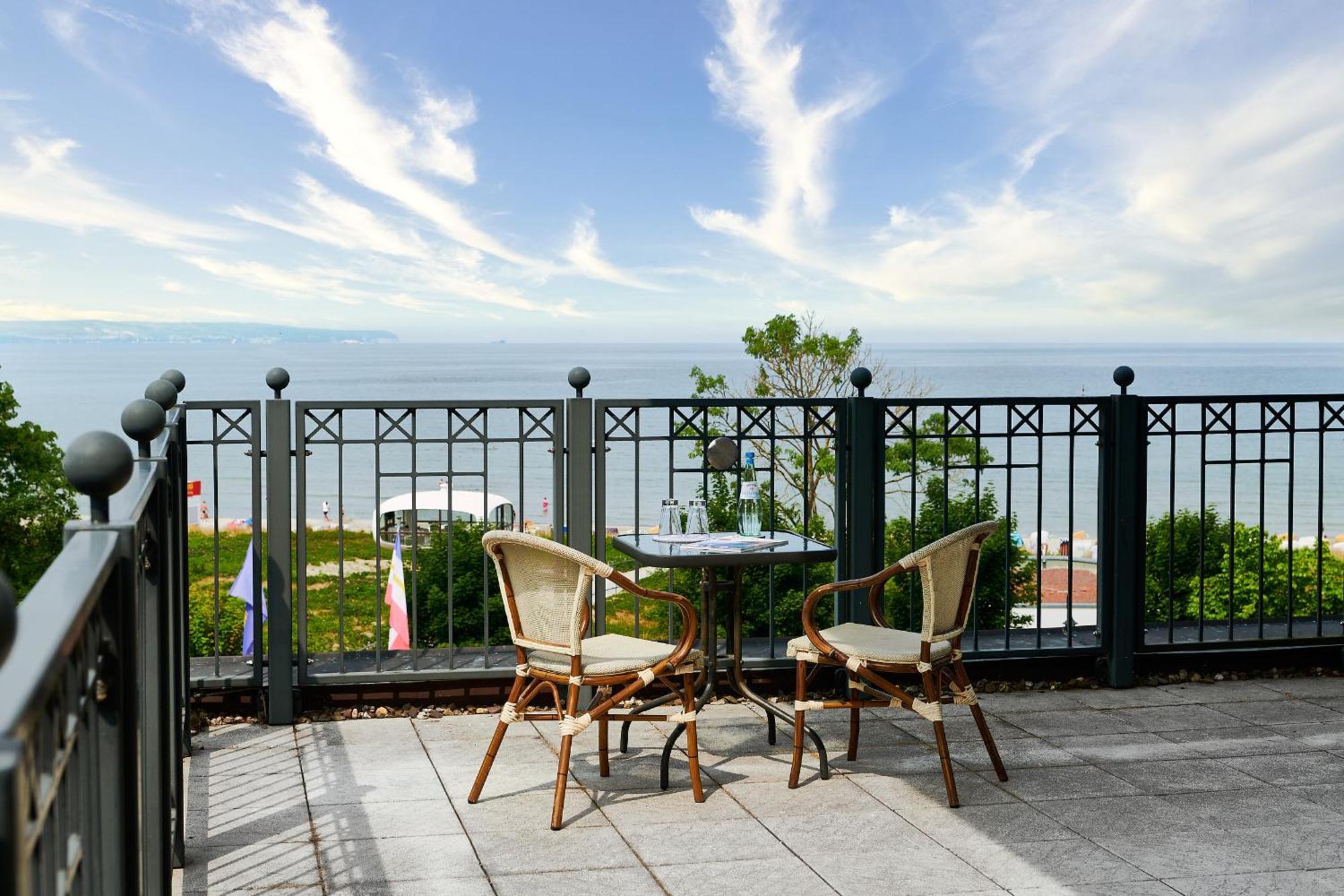 Grand Hotel بينز المظهر الخارجي الصورة A balcony