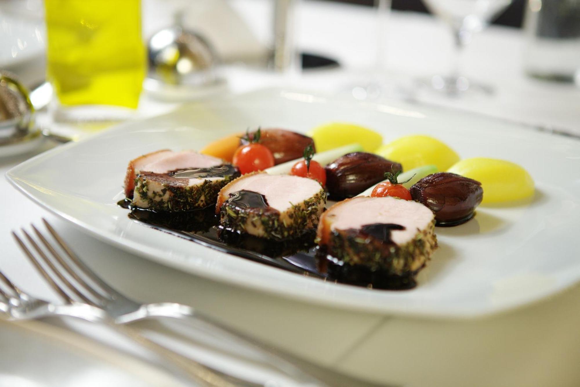 Grand Hotel بينز المظهر الخارجي الصورة A plate of pork tenderloin