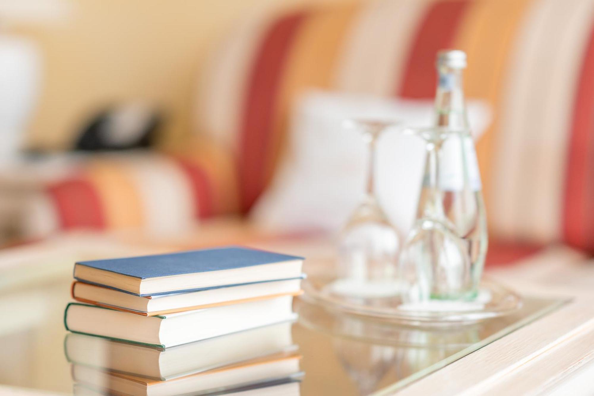 Grand Hotel بينز المظهر الخارجي الصورة A stack of books