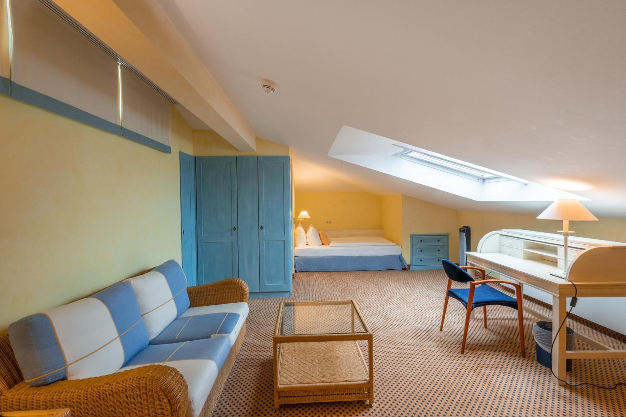 Grand Hotel بينز المظهر الخارجي الصورة A room at the hotel