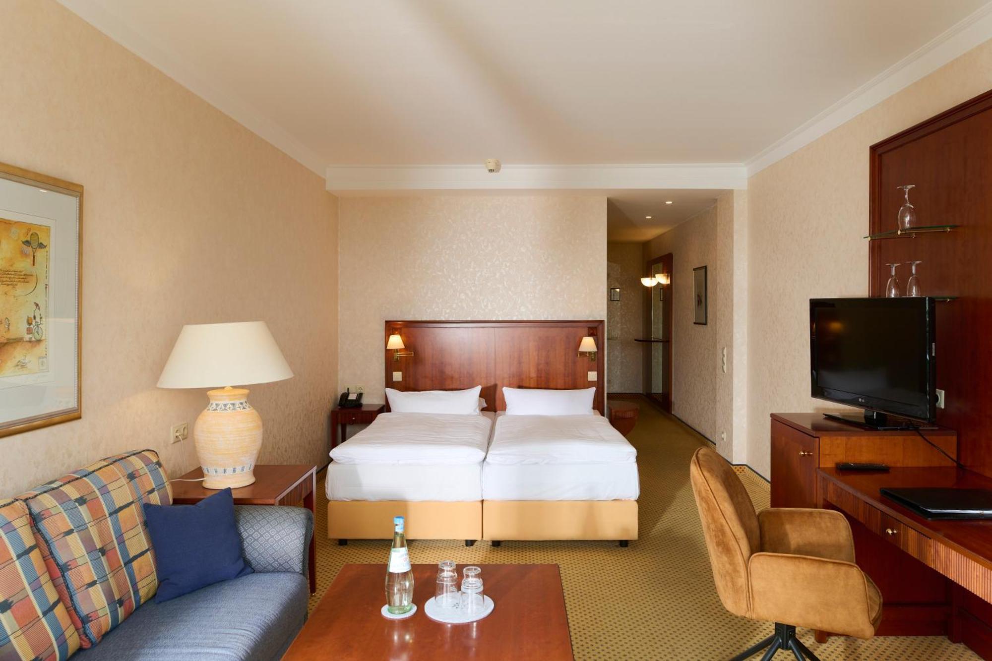 Grand Hotel بينز المظهر الخارجي الصورة A typical hotel room