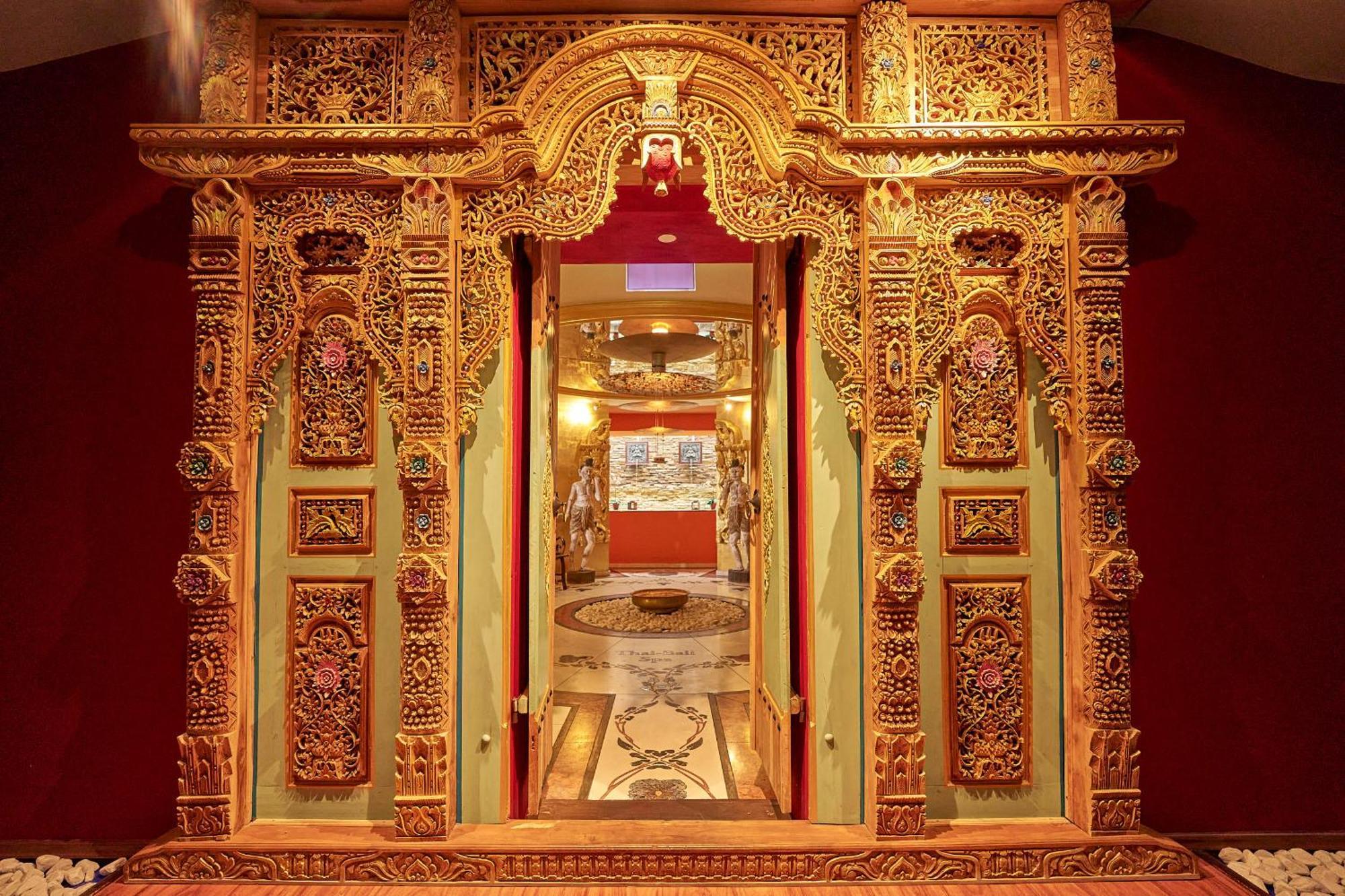 Grand Hotel بينز المظهر الخارجي الصورة The shrine housing the Buddha's relics