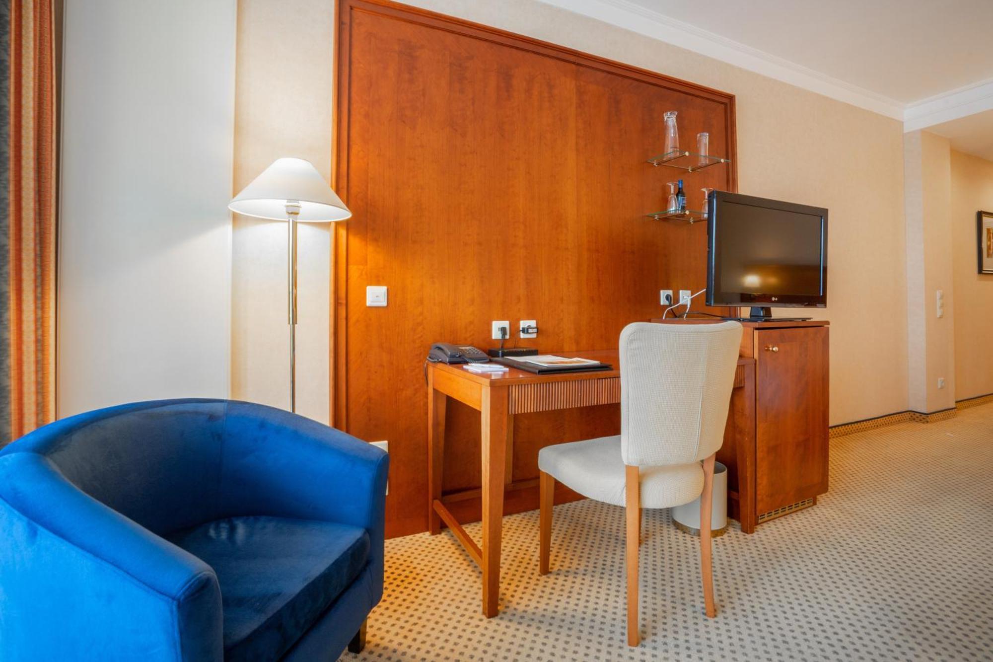 Grand Hotel بينز المظهر الخارجي الصورة A room at the hotel