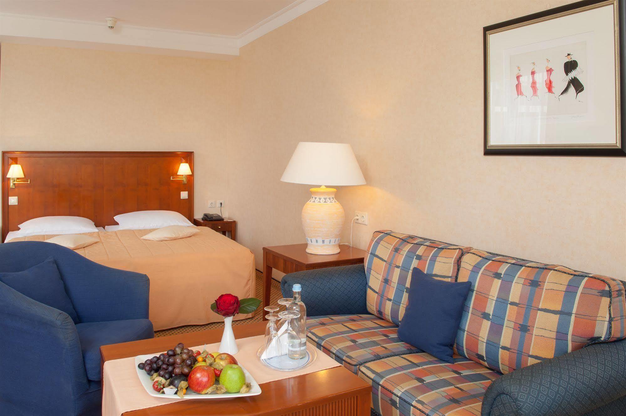 Grand Hotel بينز المظهر الخارجي الصورة A room at the hotel