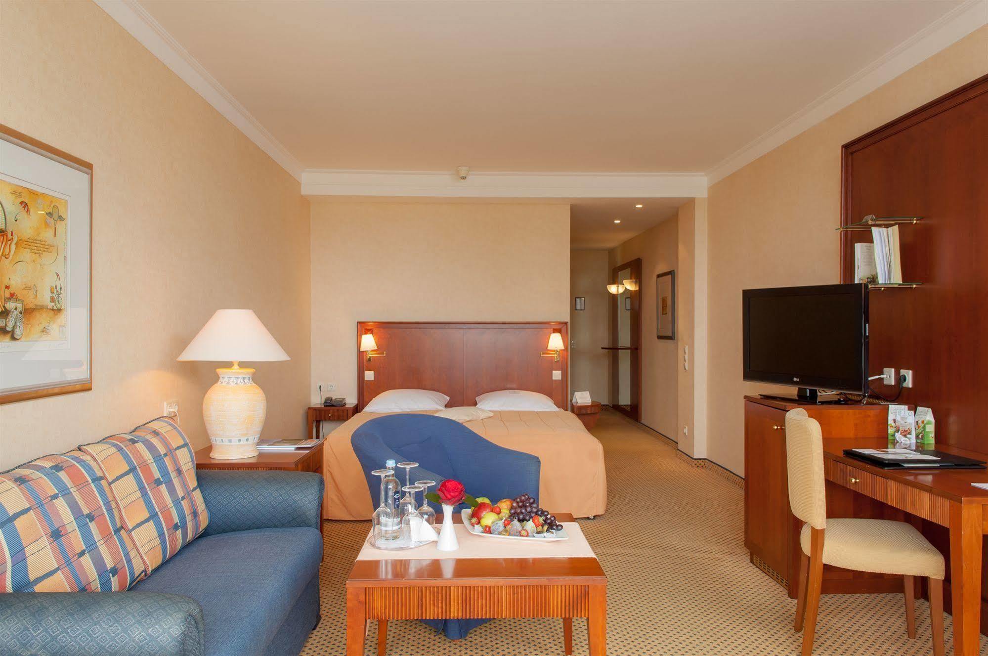 Grand Hotel بينز المظهر الخارجي الصورة A typical hotel room