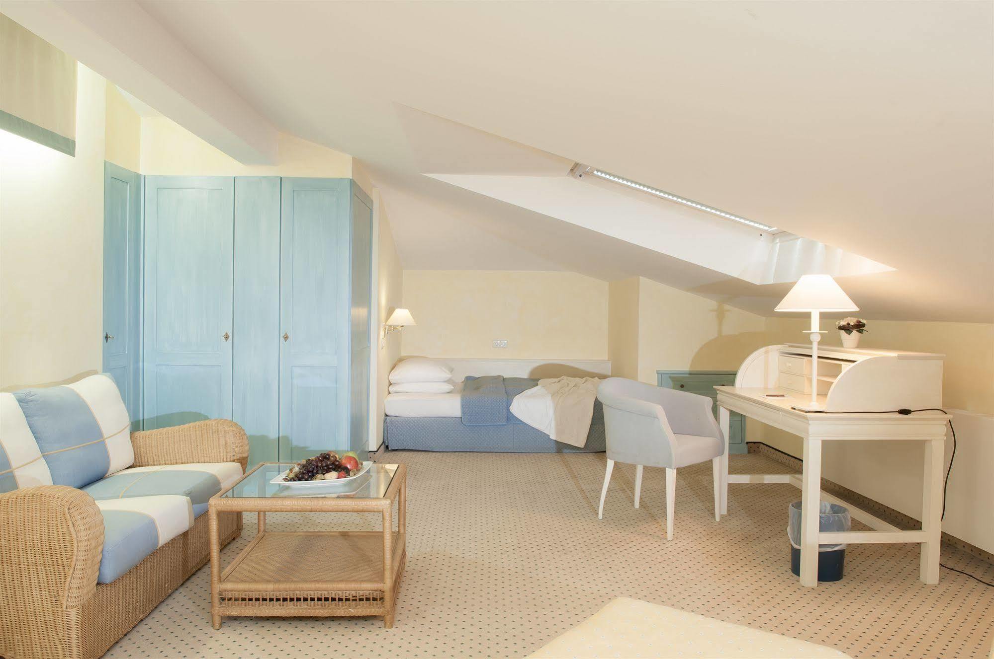 Grand Hotel بينز المظهر الخارجي الصورة A room at the Hotel Axelmannstein