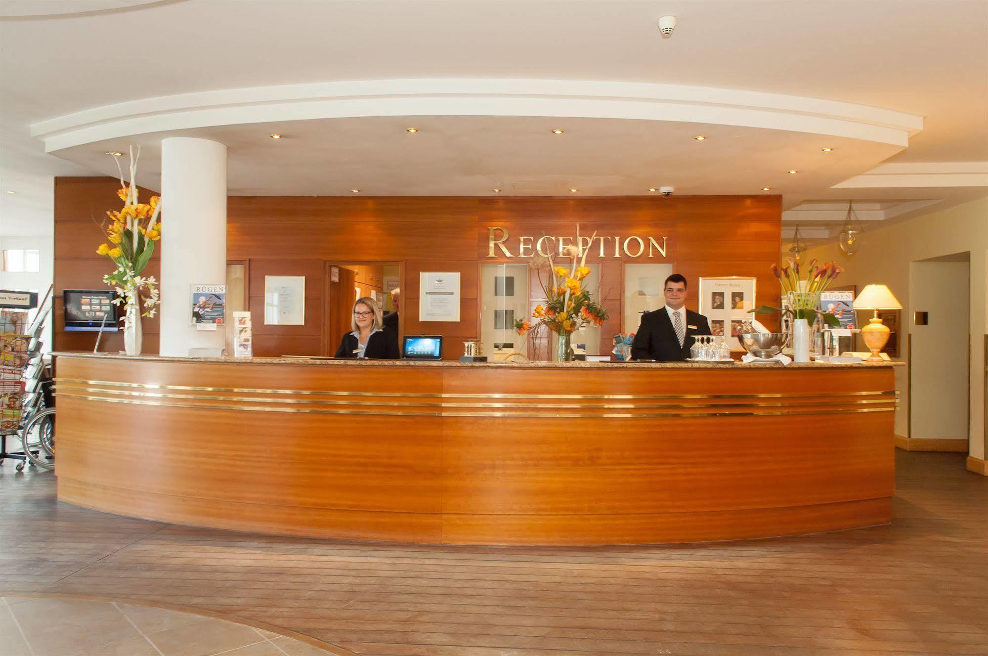 Grand Hotel بينز المظهر الخارجي الصورة Reception desk at a hotel
