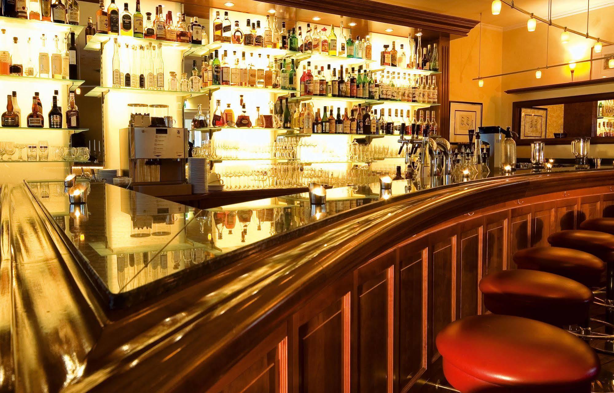 Grand Hotel بينز المظهر الخارجي الصورة The bar at the 21 Club