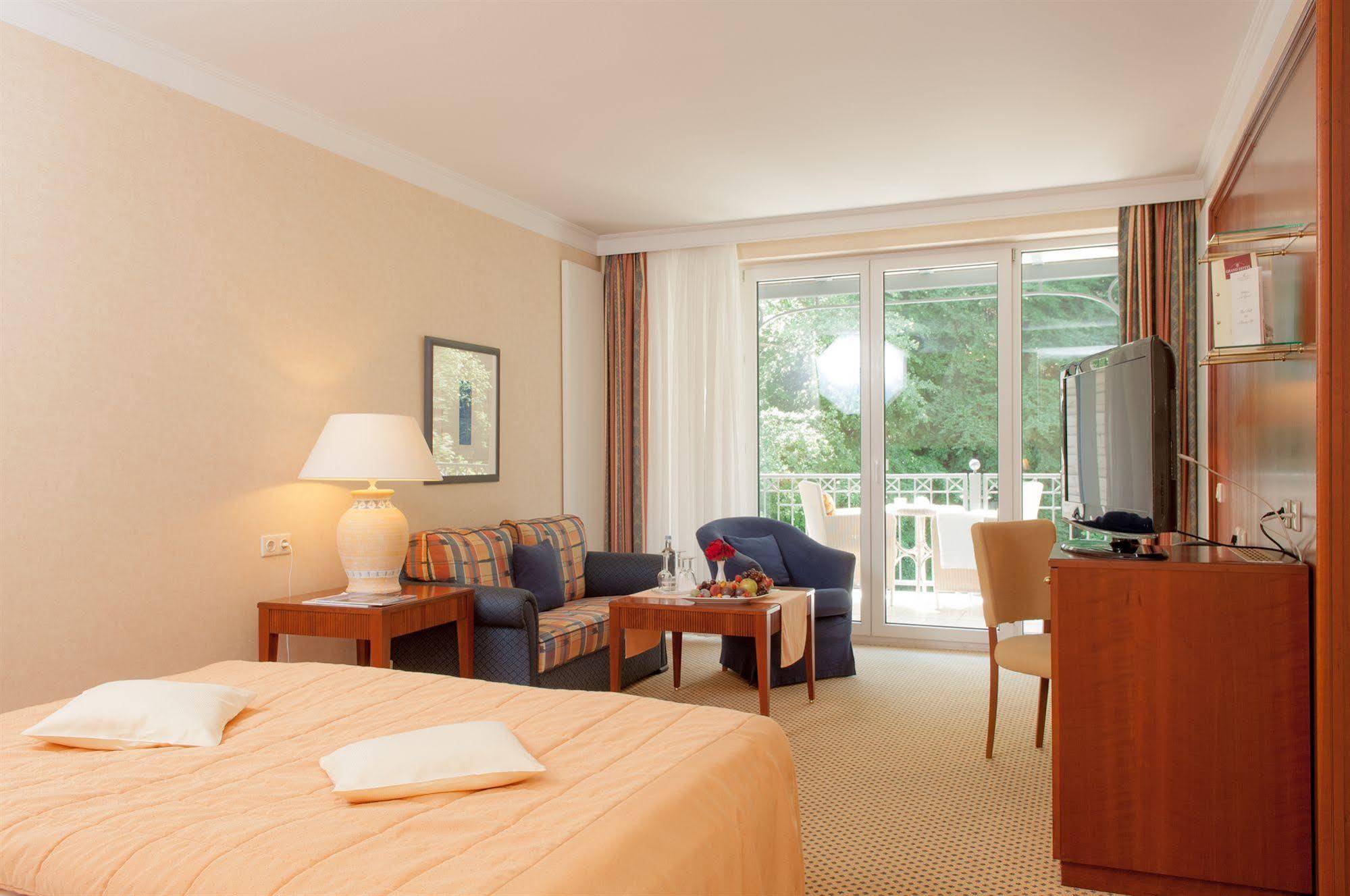 Grand Hotel بينز المظهر الخارجي الصورة A typical hotel room